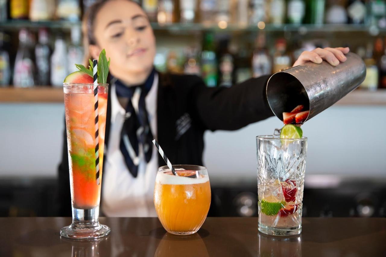 Pullman Magenta Shores Resort Entrance Exterior foto A bartender pouring a drink