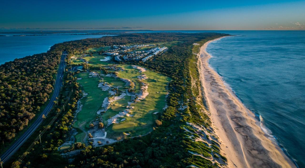 Pullman Magenta Shores Resort Entrance Exterior foto Aerial view of the golf course