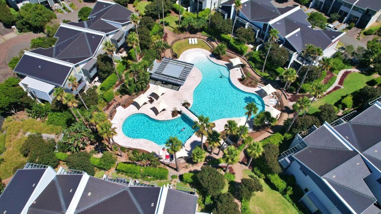 Pullman Magenta Shores Resort Entrance Exterior foto Aerial view of the pool at the clubhouse