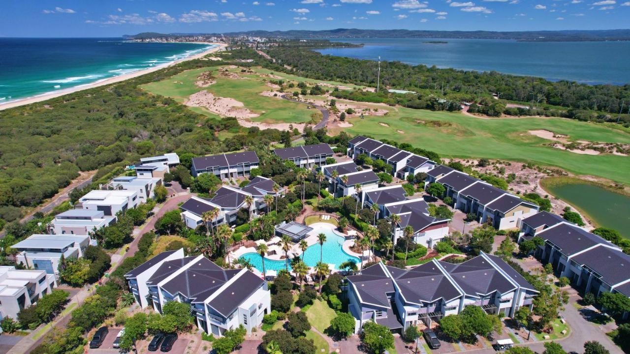 Pullman Magenta Shores Resort Entrance Exterior foto Aerial view of the golf course at the Bay Club