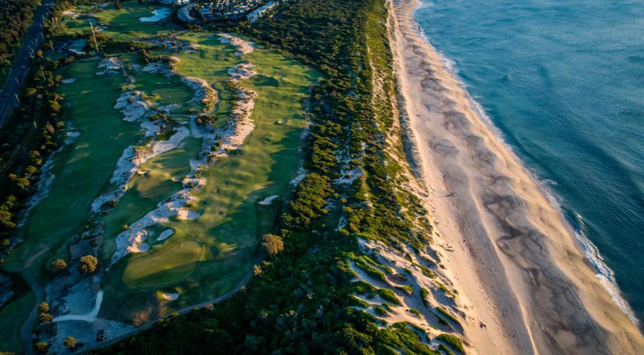Pullman Magenta Shores Resort Entrance Exterior foto Aerial view of the 18th hole at the 2018 U.S. Open
