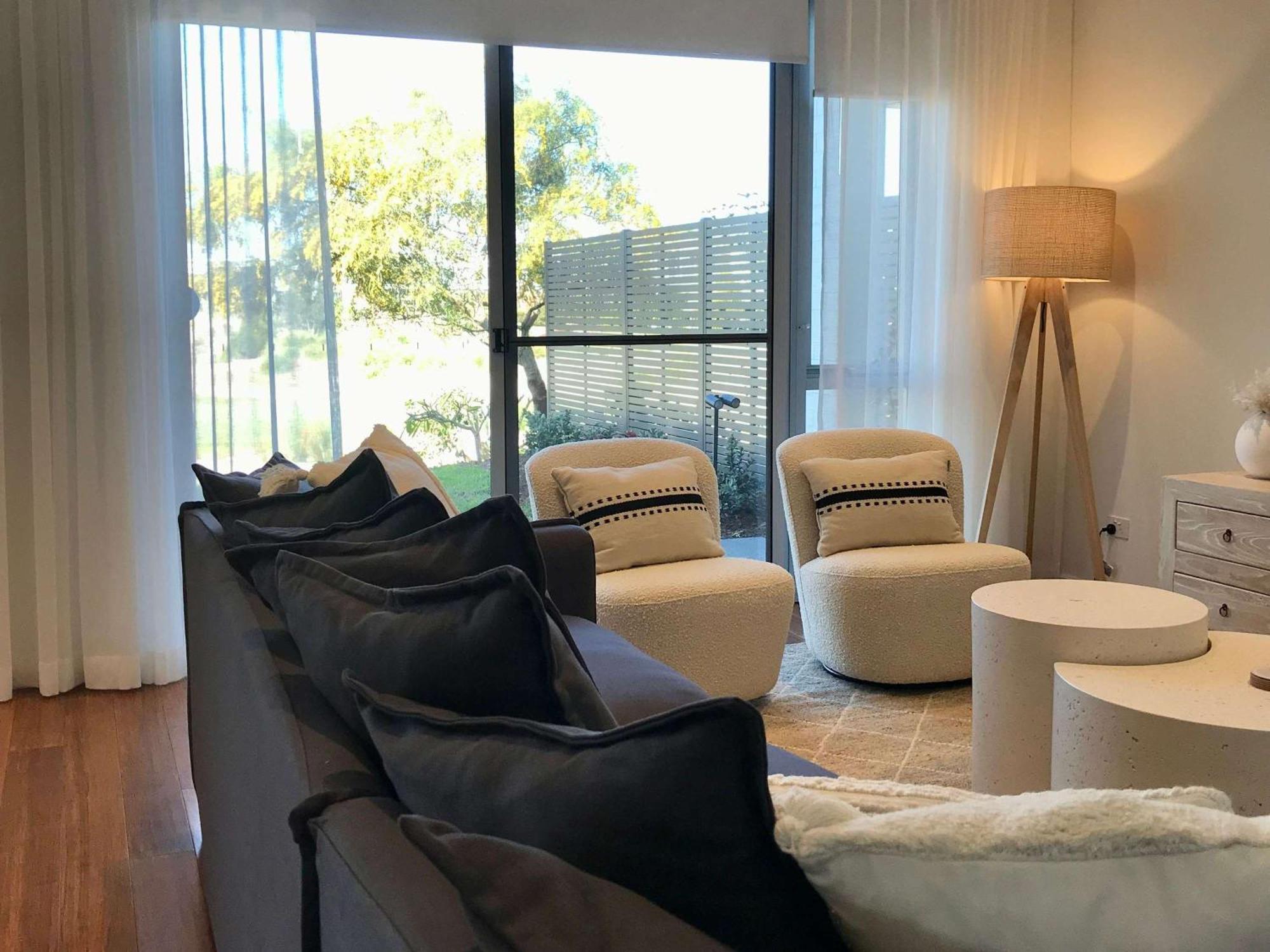 Pullman Magenta Shores Resort Entrance Exterior foto A living room in a typical apartment at the complex