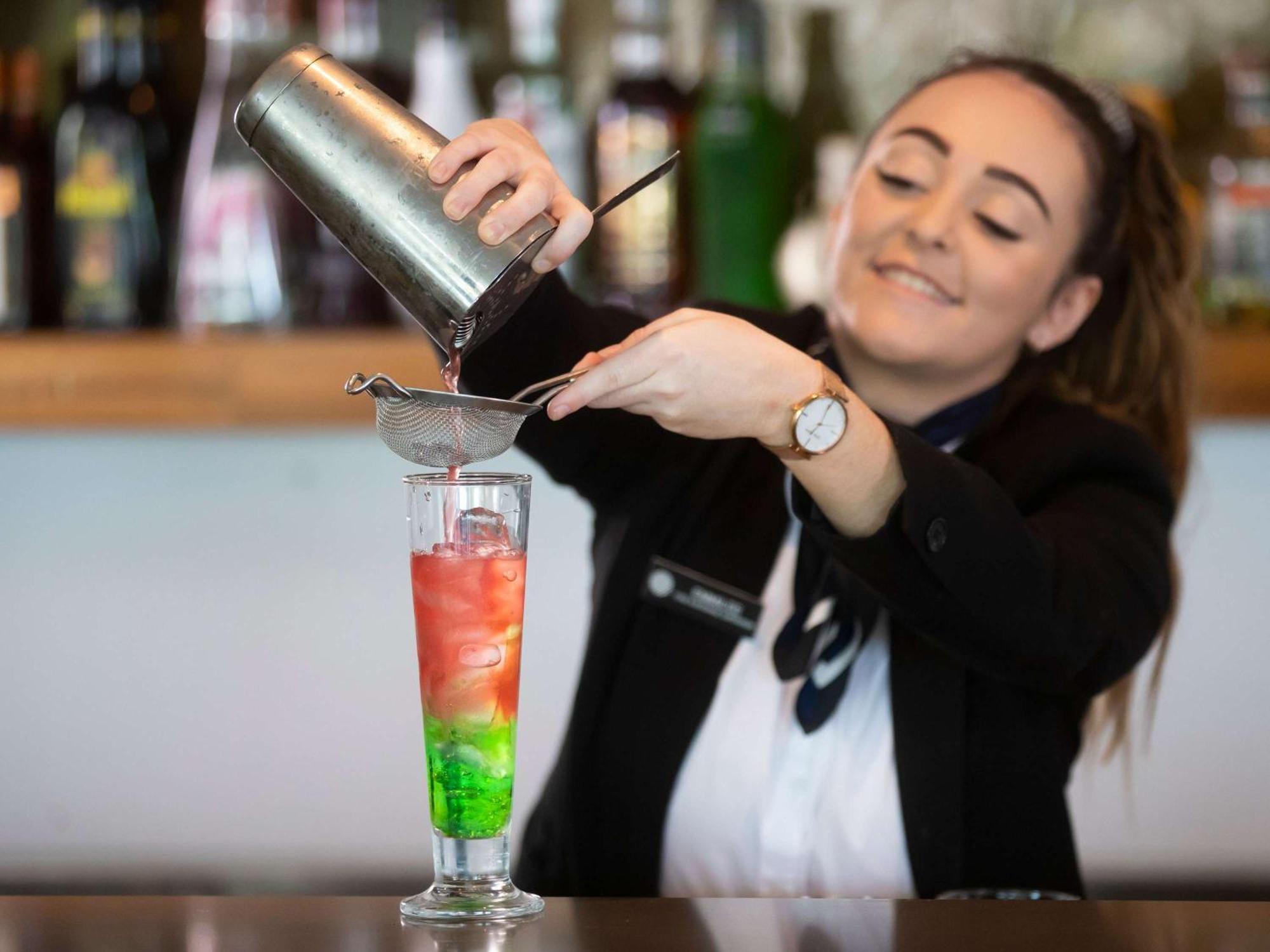 Pullman Magenta Shores Resort Entrance Exterior foto A bartender preparing a cocktail
