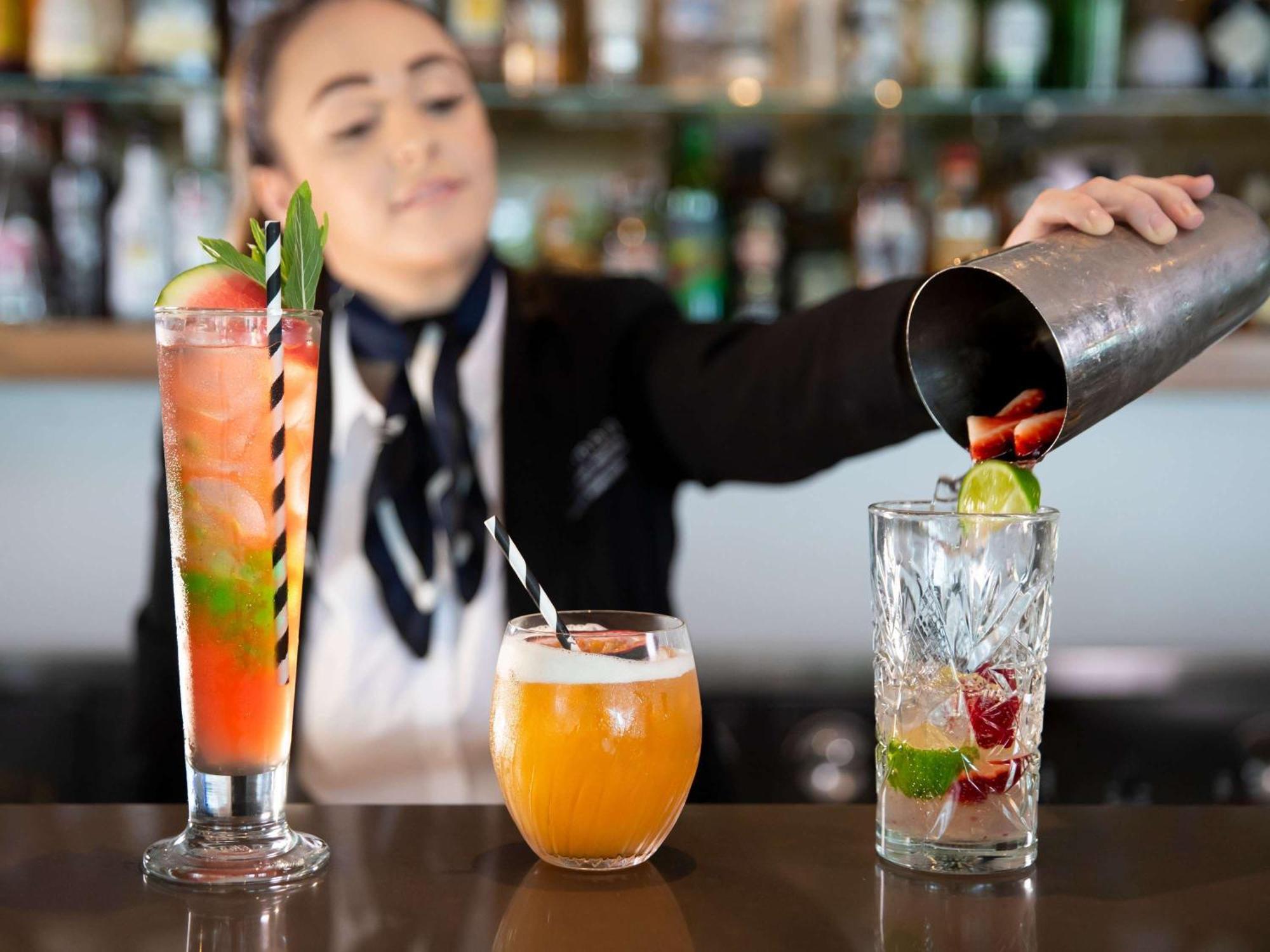 Pullman Magenta Shores Resort Entrance Exterior foto A bartender mixing drinks