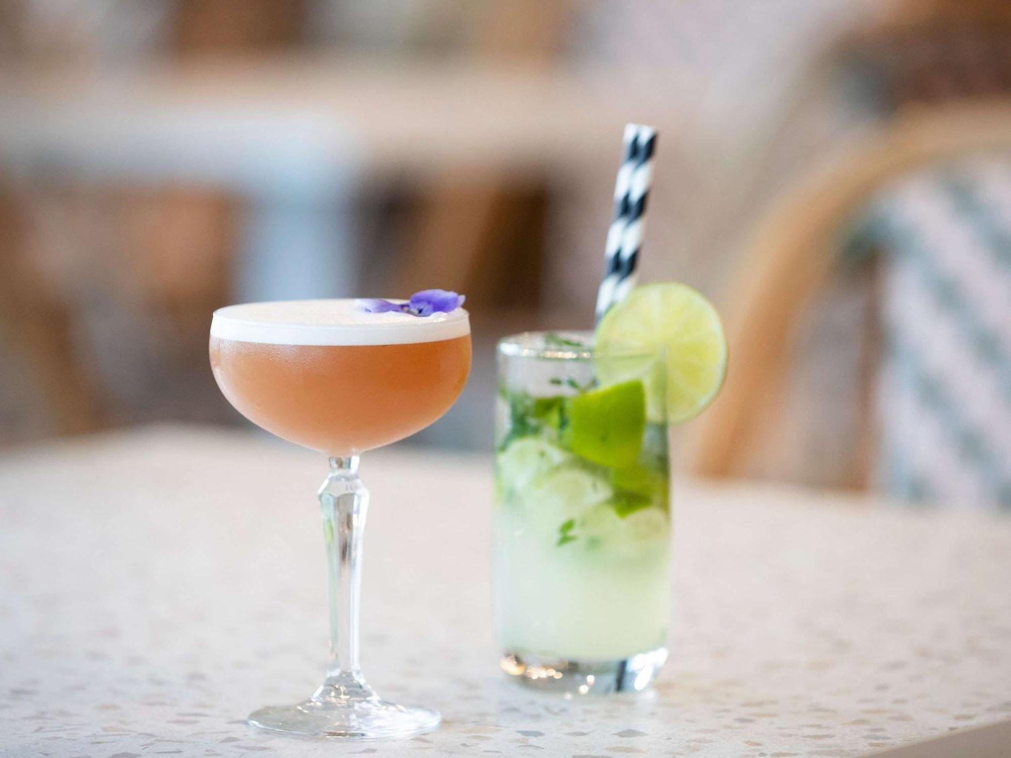 Pullman Magenta Shores Resort Entrance Exterior foto A Clover Club (left) and a Mint Julep (right)