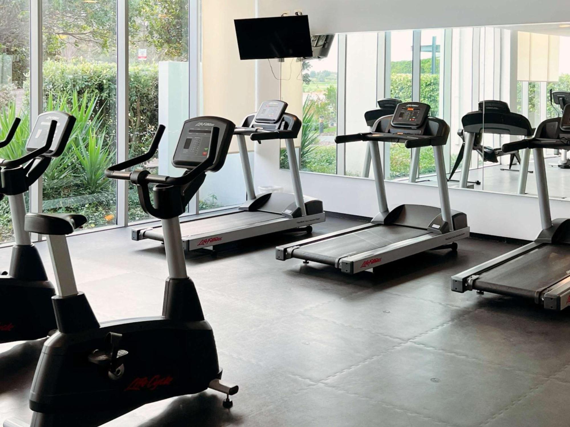 Pullman Magenta Shores Resort Entrance Exterior foto A gym at a hotel